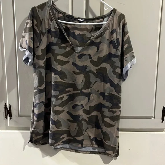 Size L Camo tee. Worn several times. Listing #4032 - Picture 1 of 3